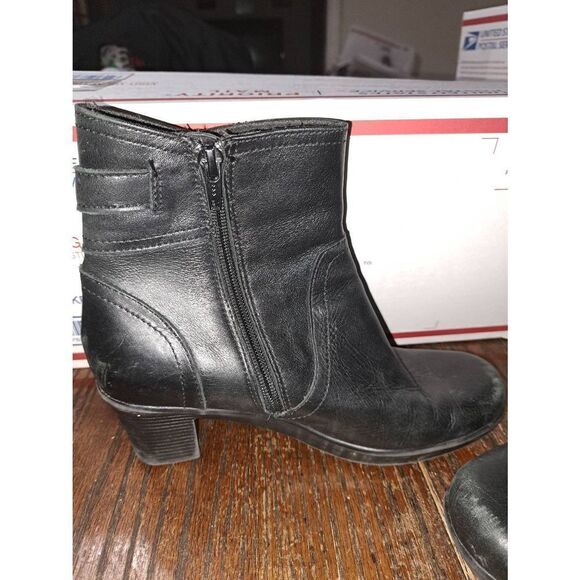 7M Clarks Black Leather Side Zip Chunky Stacked Heel Boots Booties Buckle Accent - Picture 11 of 12